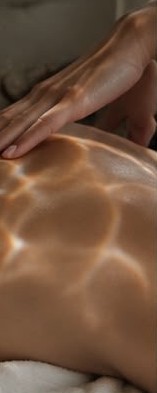 Mãos fazendo massagem nas costas