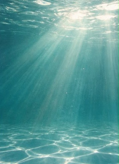 Luz do sol atravessando a água do mar